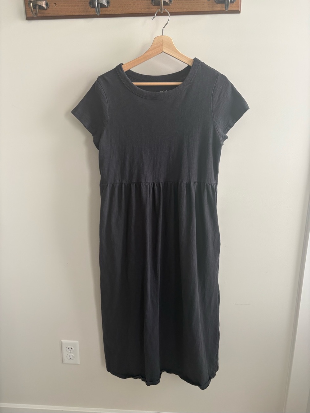 Universal Thread Black Short-Sleeve Midi Dress